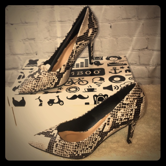 BAMBOO Shoes - Snakeskin print 7.5 pumps 3inch heels *NWT*